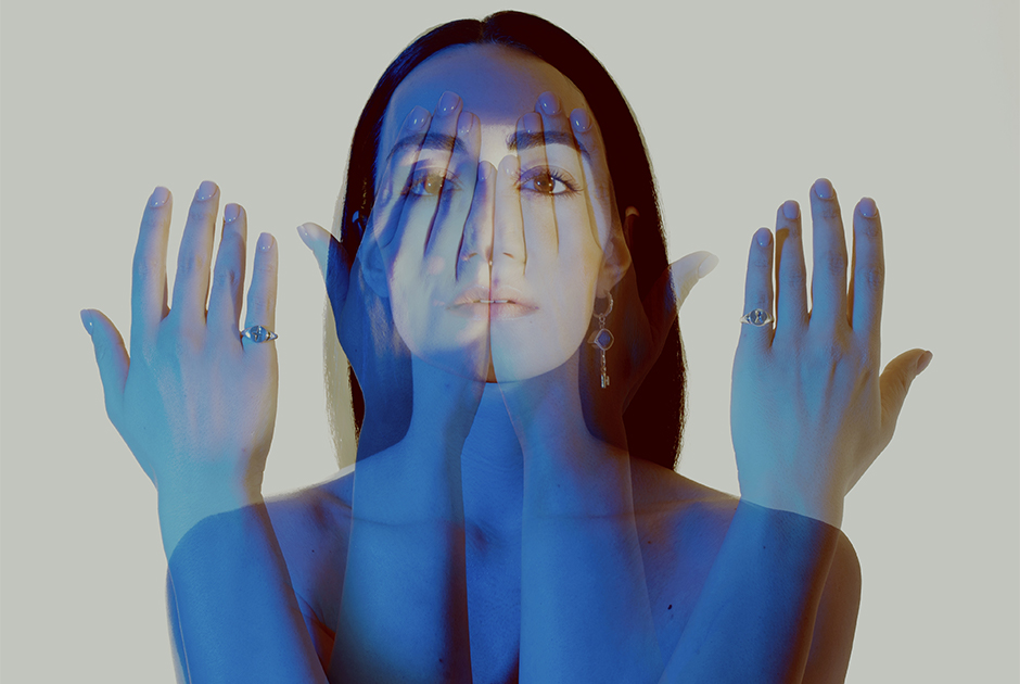 Хупы и джекеты в ювелирной коллекции Arha из синей эмали и стекла