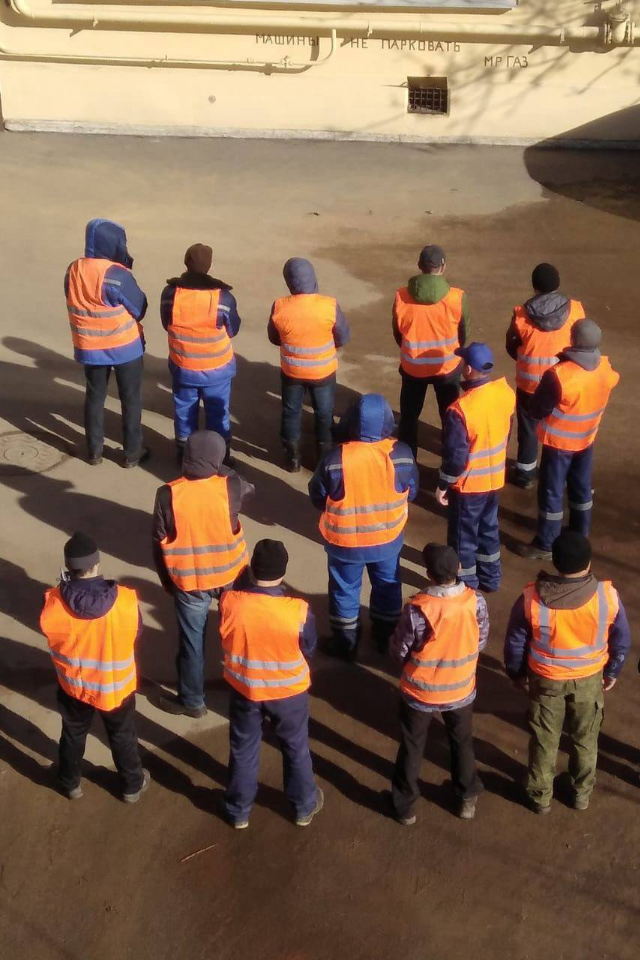 Гендиректор петербургского жилкомсервиса выстроил работников буквой Z