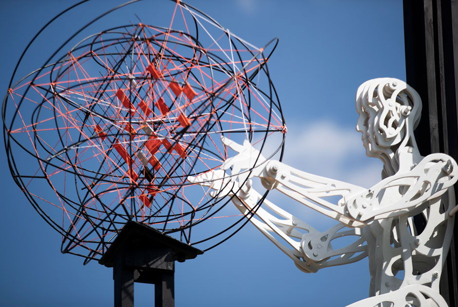 Матисс на заборной сетке, сотворение мира из пластика и прогулка в параллельных мирах