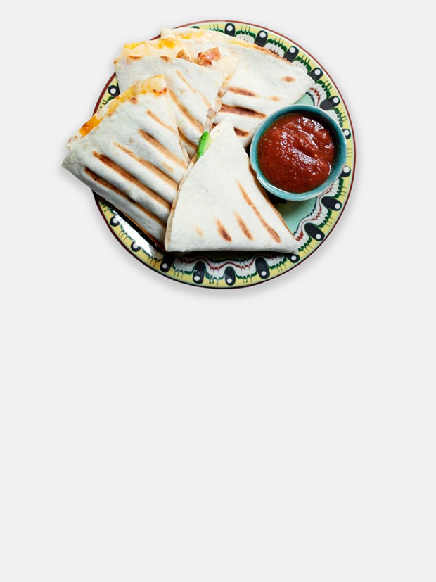 Кесадилья с курицей и чоризо