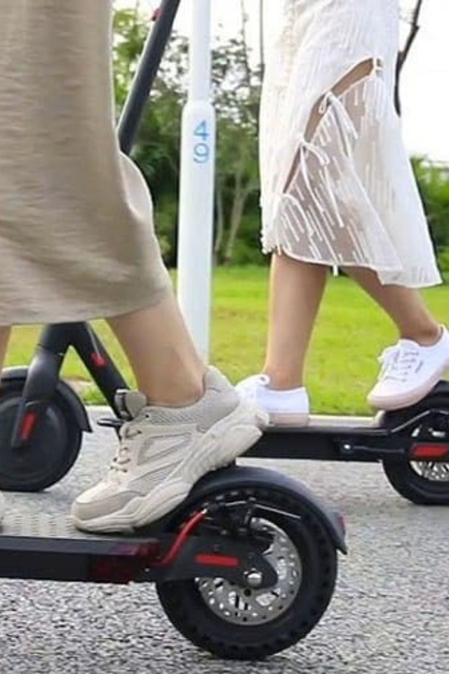 В Екатеринбурге девушку оштрафовали за езду на электросамокате без прав