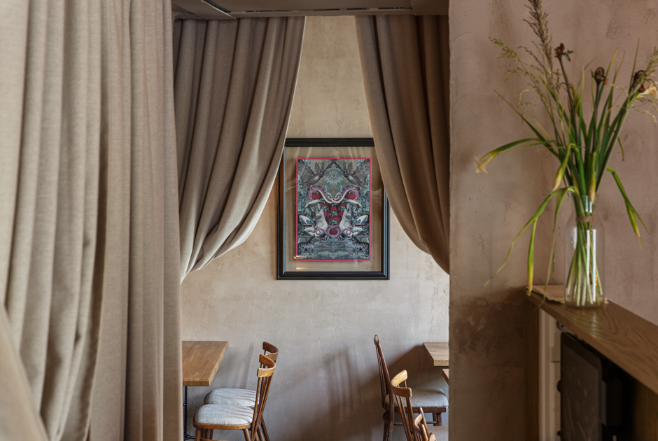 Алтарь, «Грязный мартини» с домашними рассолами и всевидящее око: Каким получился новоорлеанский вуду-бар Marie Laveau
