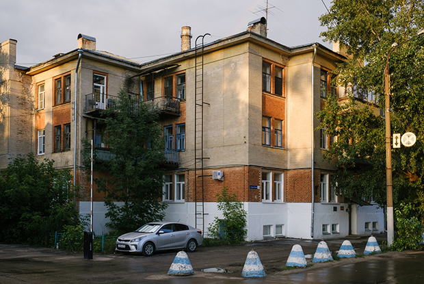Я живу в доме работников завода «Двигатель революции»