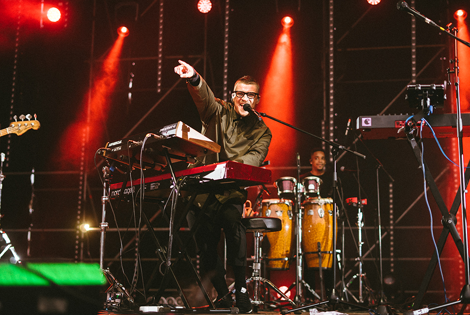 Слушать ​​Therr Maitz, играть в VR-квест и выигрывать миллион: 6 причин пойти на 15-летие МЕГИ Екатеринбург 