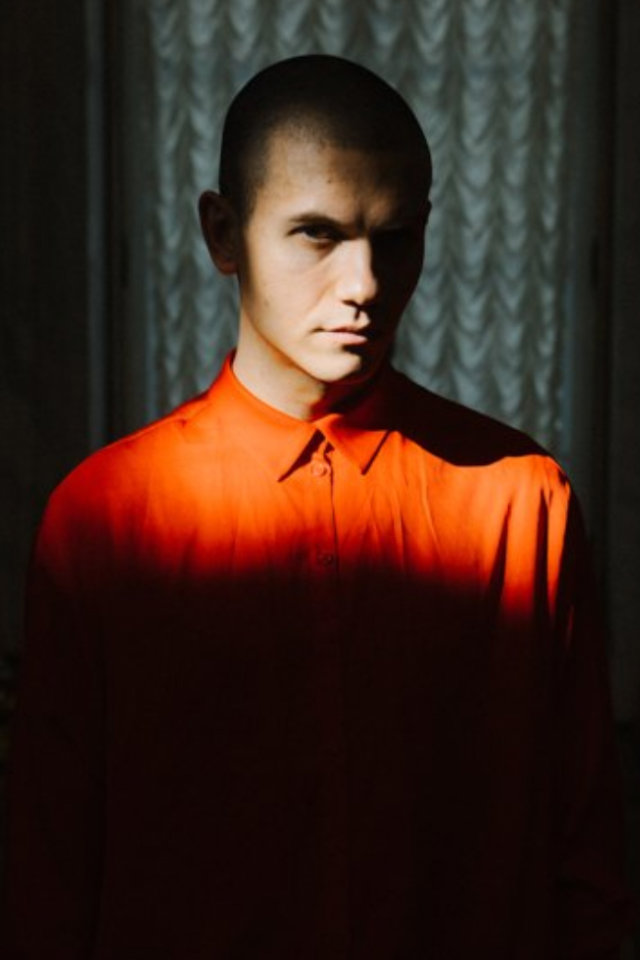 Вокалиста Shortparis Николая Комягина оштрафовали за участие в антивоенной акции в Петербурге