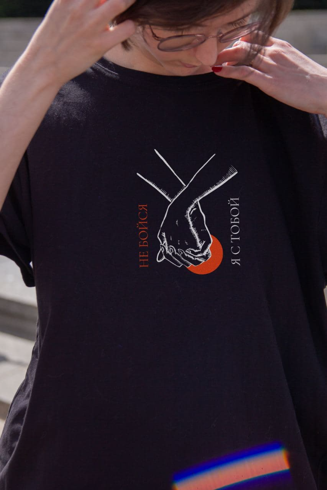 Футболка с QR-кодом, который ведет на правового бота «ОВД-Инфо»