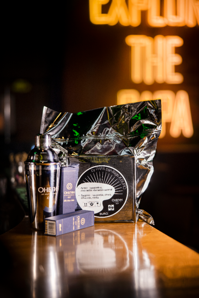 Buro. и бар-корт PAPA Barvillage выпустили набор для создания коктейлей. Нужно только залить вкусовую смесь алкоголем