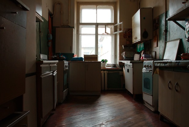 Вернувшиеся из-за границы москвичи — о принудительном карантине