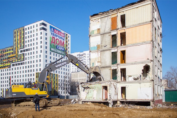 Как сносят пятиэтажки