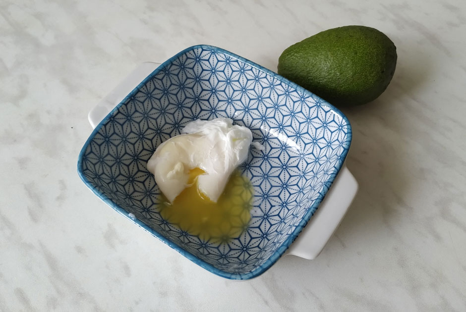 «Основательно разлохматилось»: Редакция готовит яйца пашот по популярным рецептам