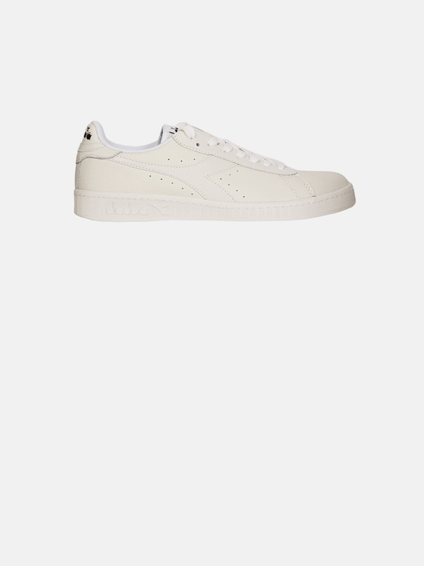 Sneaker Weekend в Ostrov и скидки 50 % на кеды в Street Pie Store
