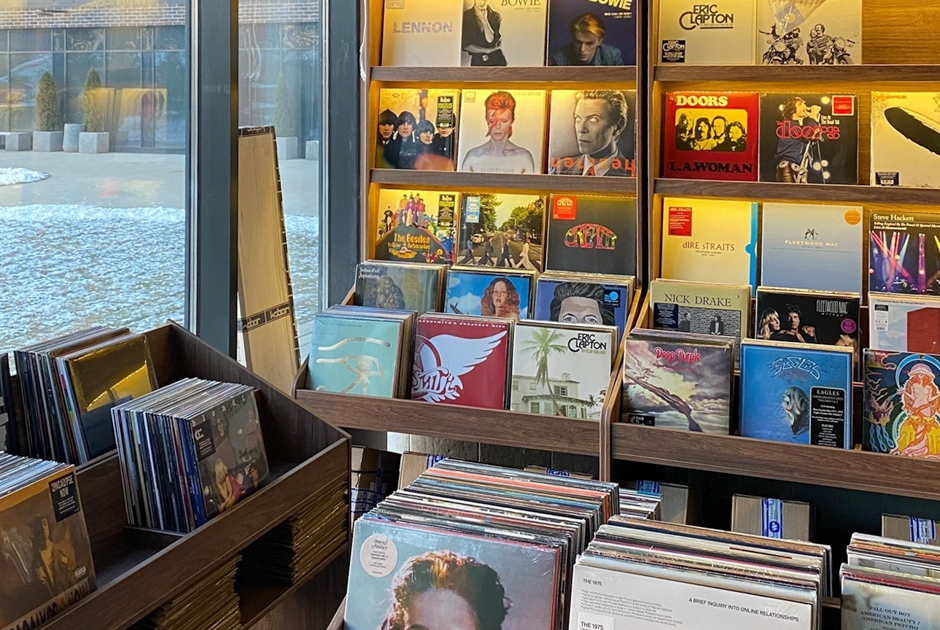 В книжном магазине, на заводе и в спальном районе: Три новых магазина винила в Москве
