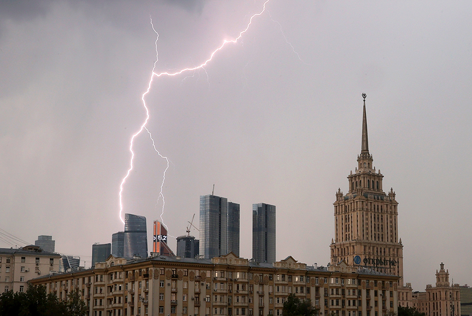 Ливень, удар молнии в храм и упавшие деревья: По Москве прошелся ураган
