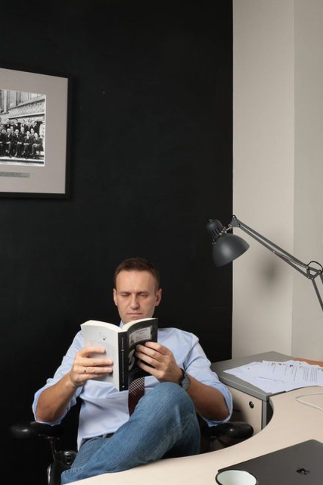 Алексея Навального сняли с профучета как склонного к побегу, но поставили на другой как экстремиста и террориста