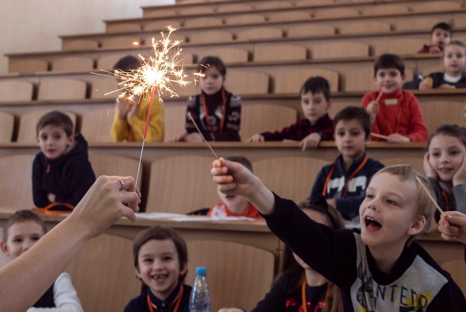 Куда ведет черная дыра и как стать невидимым?