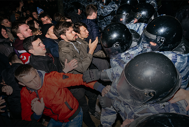 Музыка, ОМОН и десятки задержанных: Третий день протестов за сквер в Екатеринбурге