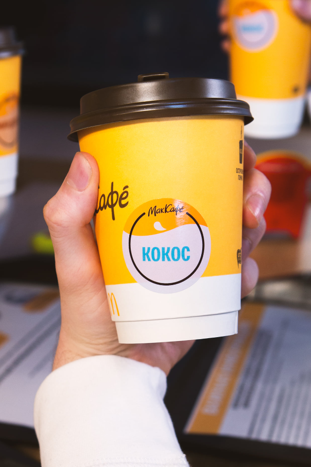 В «МакКафе» теперь можно заказать горячие напитки на кокосовом или миндальном молоке