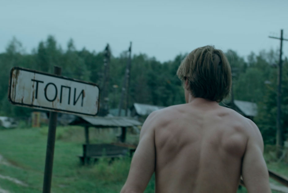 «Моя сила в тривиальности»: Дмитрий Глуховский — о том, как заставил новую Россию вглядеться в вечную в сериале «Топи»