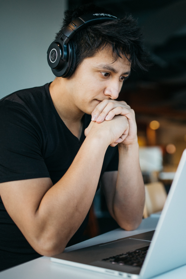 «Держись»: Онлайн-школы открывают доступ к курсам