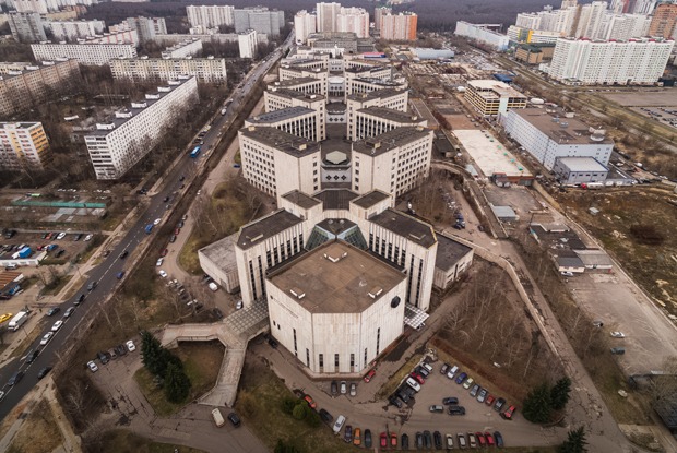 «Я работаю в НИИ, похожем на спираль ДНК»