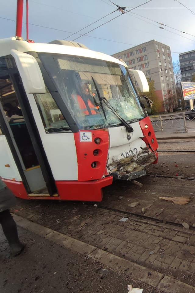 16 человек попали в больницу после столкновения двух трамваев в Купчино
