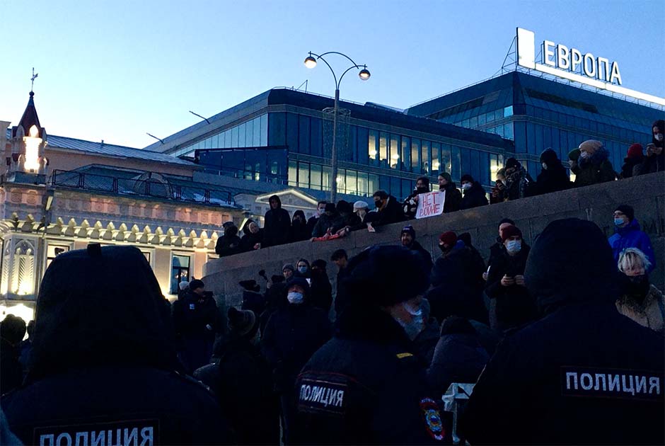 Фотографии екатеринбуржцев с антивоенного митинга