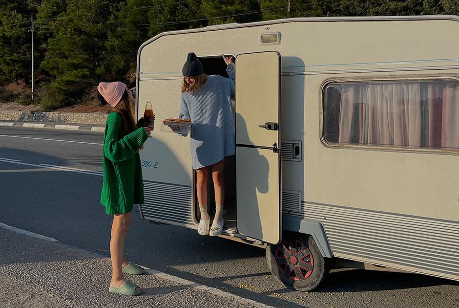 Оверсайз, унисекс и съемки в путешествиях: Как бренд Macrocosm влюбляет в повседневную одежду