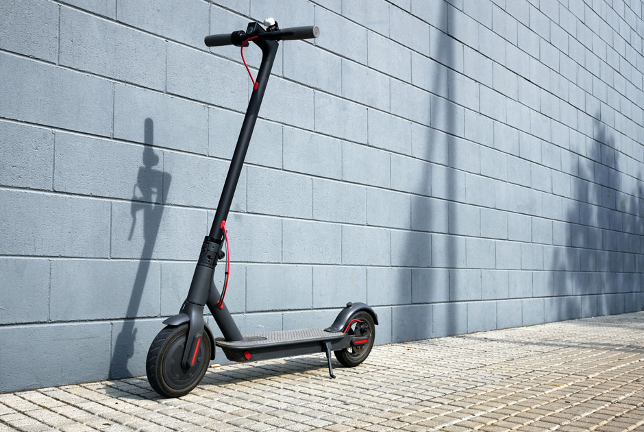 Не транспортное средство: Как электросамокаты стали развлечением «под пиво» и угрозой для пешеходов