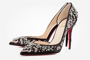 Что надеть: Колготки Happy Socks, туфли Christian Louboutin, платье Clover Canyon