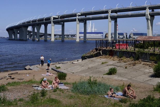 Город-пляж: Как летом живут набережные Петербурга
