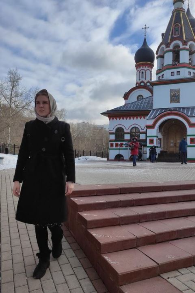 Любови Соболь, находящейся под домашним арестом, разрешили посещать храм и водить дочь в школу