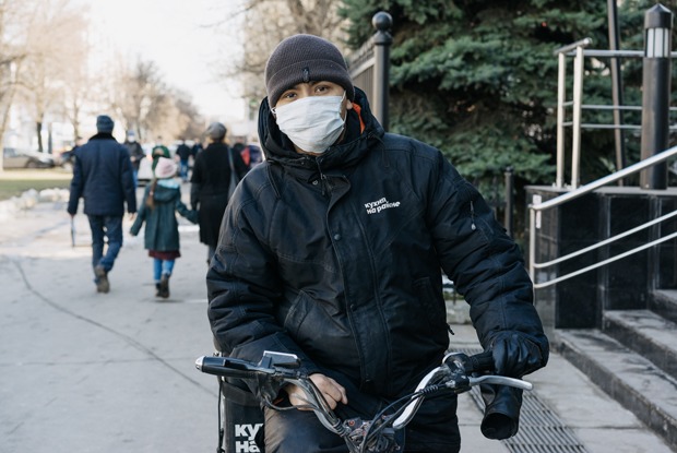 «Немного героическая работа»: Московские курьеры — о доставке во время пандемии