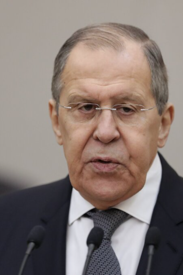 Лавров: Москва и Киев обсуждают на переговорах мирный договор и отмену санкций
