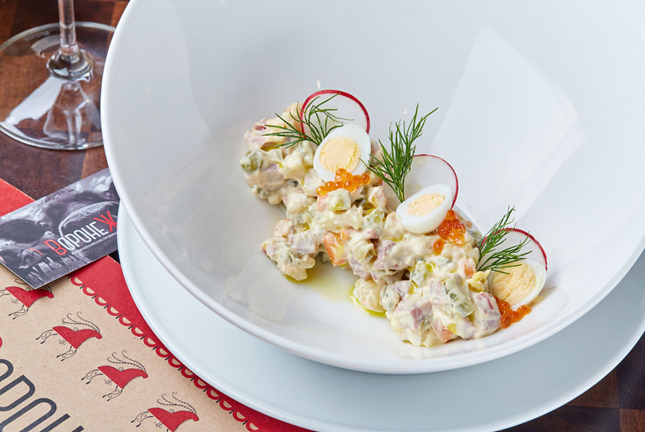 Дореволюционный, советский и авангардный: 9 ресторанов, где стоит попробовать оливье