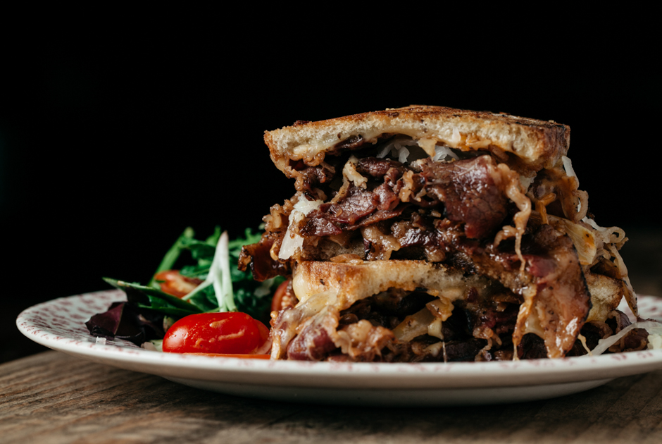 Где есть сэндвичи с пастрами в Москве