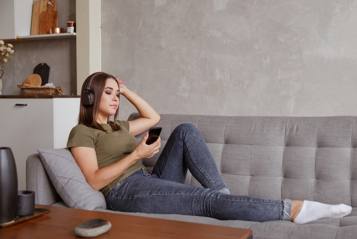 Бинджвотчинг, фаббинг и эффект Netflix: Как новые технологии меняют наши онлайн-привычки