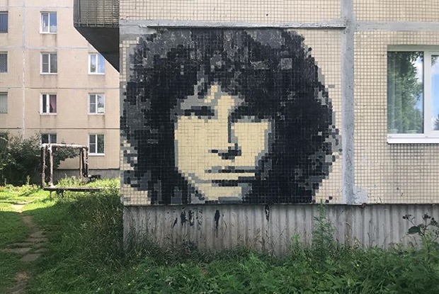 Как трубочист Эрмитажа превратил панельки Елизаветино в галерею с Летовым и Цоем
— Истории на The Village