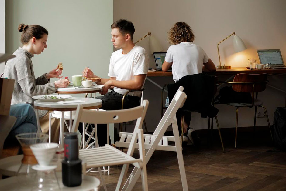 14 кафе и ресторанов, где можно спокойно поработать за ноутбуком