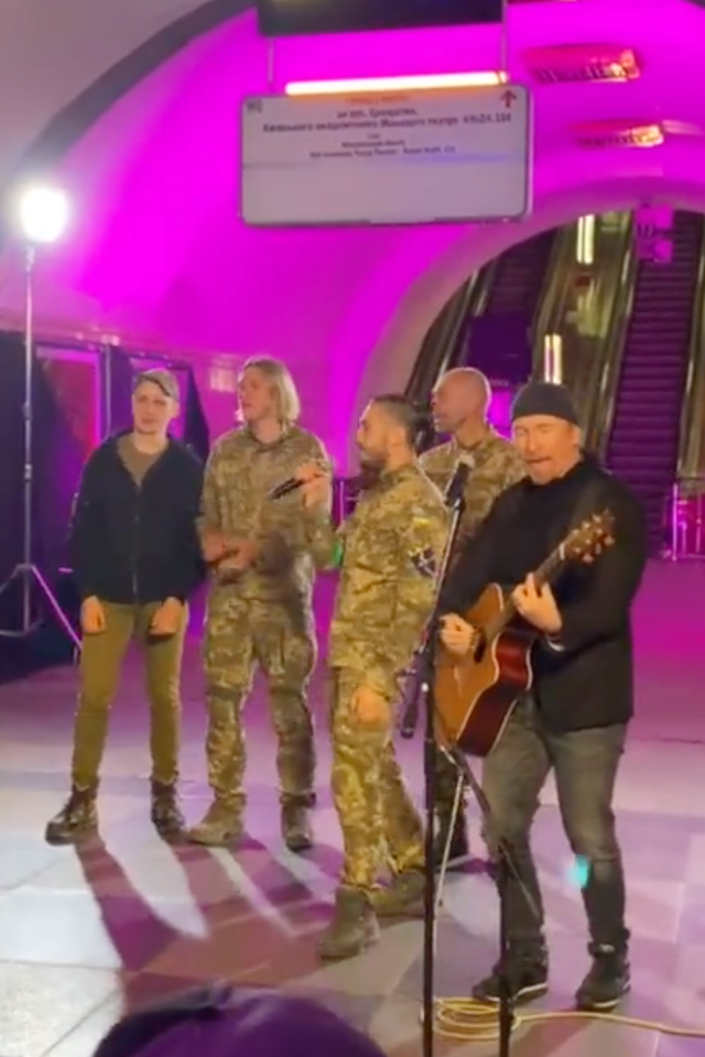 Выступление участников группы U2 в киевском метро с песней Stand by Ukraine