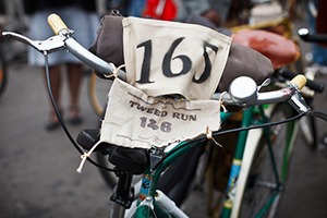 С твидом на город: Участники велопробега Tweed Ride о ретро-вещах