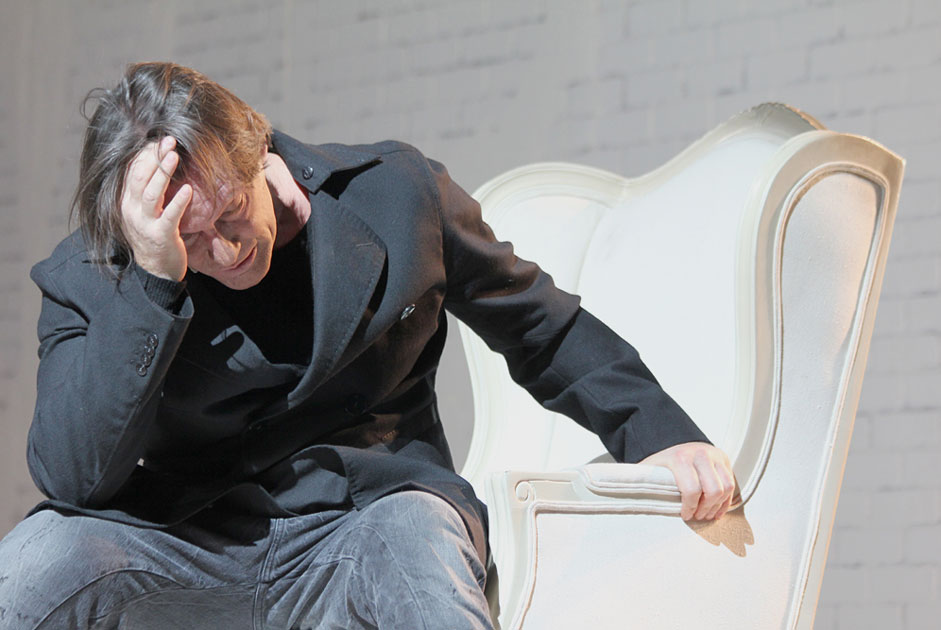 Последний показ «Идеального мужа»: каким был главный спектакль Константина Богомолова