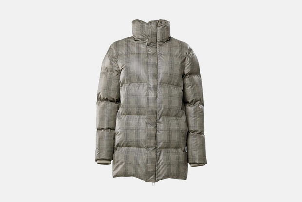 Пуховик Rains, флиска Napa by Martine Rose и розовые Yeezy Boost