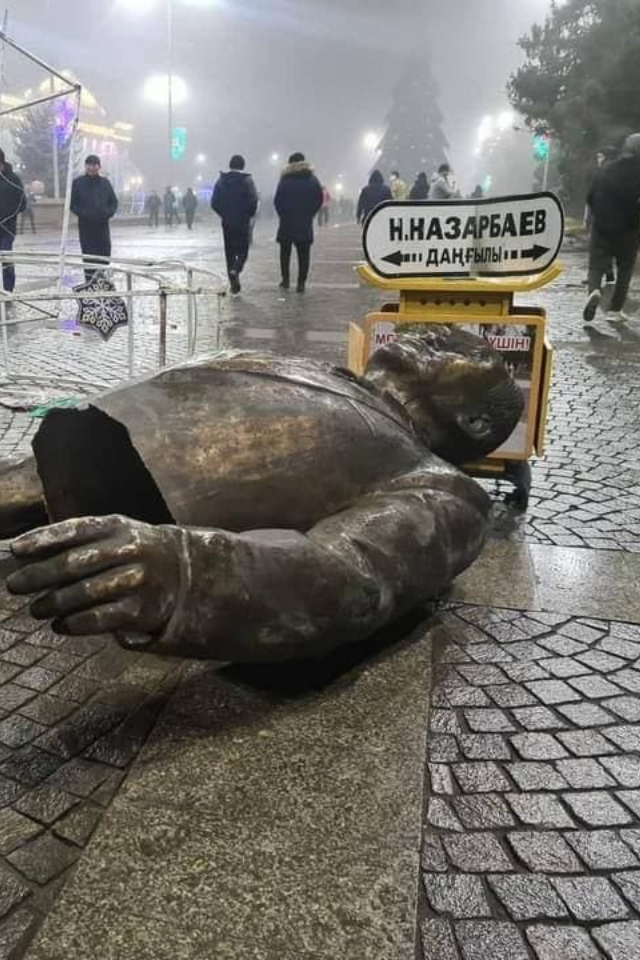 Протестующие в Казахстане снесли памятник Назарбаеву