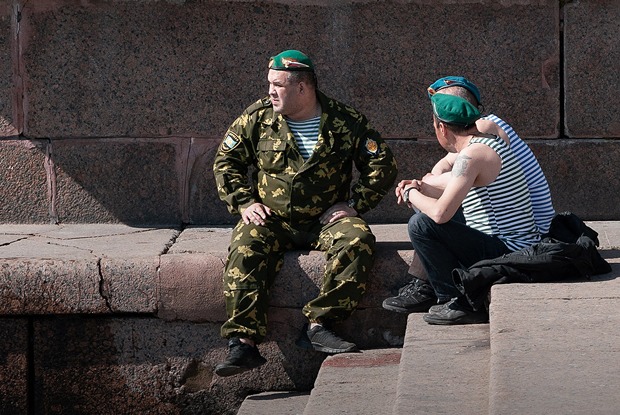 Как петербуржцы празднуют День Победы на улицах города