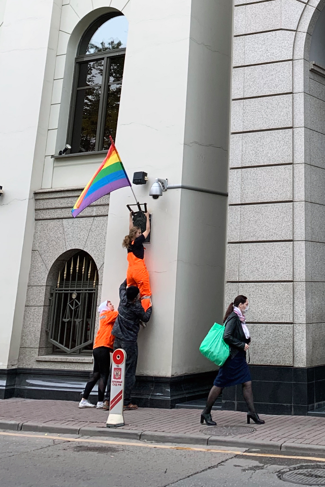 За акцию Pussy Riot с радужными флагами сегодня задержали уже трех человек. Среди них — мундеп Люся Штейн