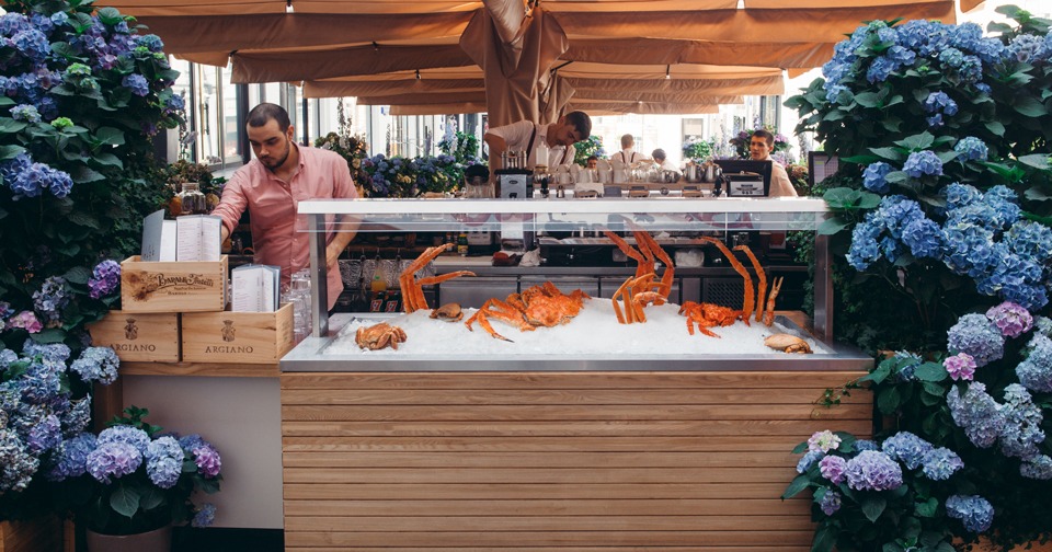 Wine and crabs москва. Wine and crabs москва. Ресторан wine and crab на никольской. Wine and crabs москва. Вайн энд краб ресторан на никольской.