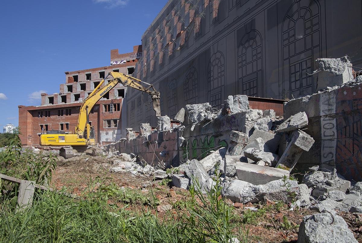 Как сносят гостиницу «Дели», на месте которой появится гастрорынок