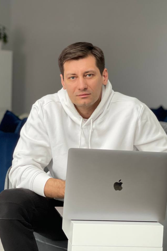 Политик Дмитрий Гудков уехал из России