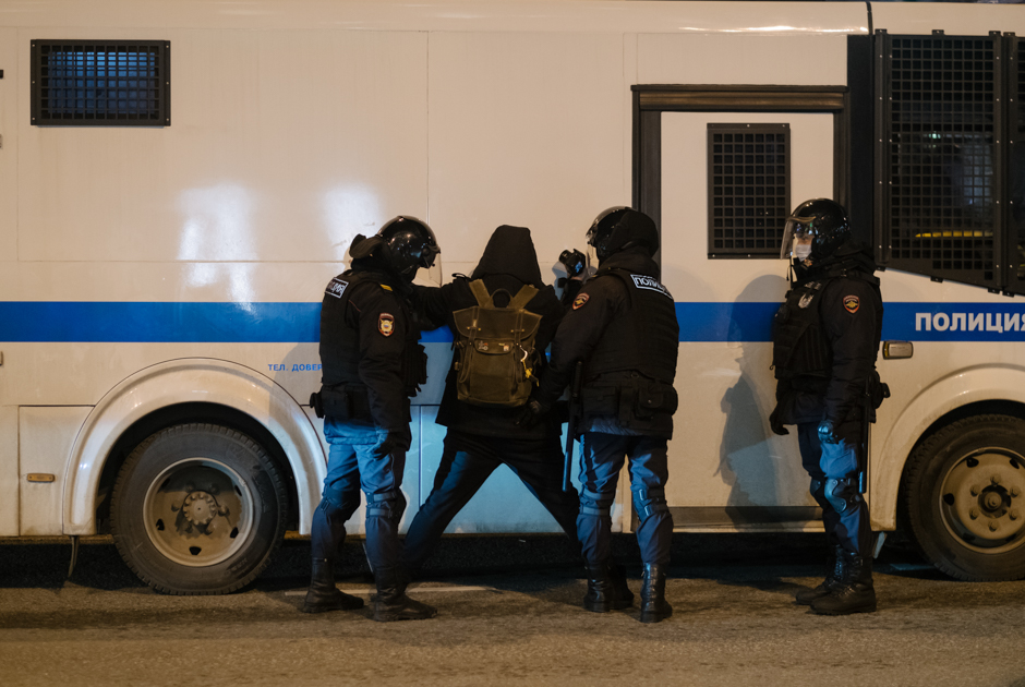 Тихий протест: Как полиция сорвала второй московский митинг против вторжения в Украину